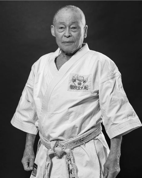 Soke Takayuki Kubota con gi blanco, retrato en blanco y negro